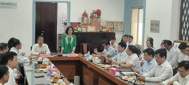 Thứ trường Y tế Nguyễn Thị Li&ecirc;n Hương trong buổi l&agrave;m việc tại BV Nhi Đồng 2 &nbsp;