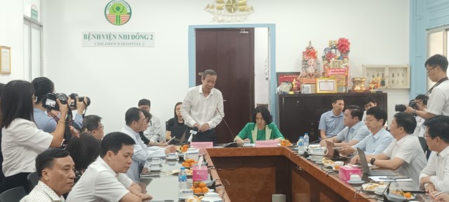 Ph&oacute; gi&aacute;m đốc Sở Y tế TP Hồ Ch&iacute; Minh Nguyễn Văn Vĩnh Ch&acirc;u ph&aacute;t biểu tại buổi l&agrave;m việc