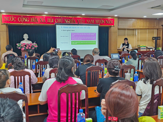 BS Hồ Ngọc Hiền Nhơn - c&aacute;n bộ Khoa Kiểm so&aacute;t v&agrave; Ph&ograve;ng ngừa bệnh tật trao đổi về biện ph&aacute;p kiểm so&aacute;t dịch NMC tại cộng đồng.