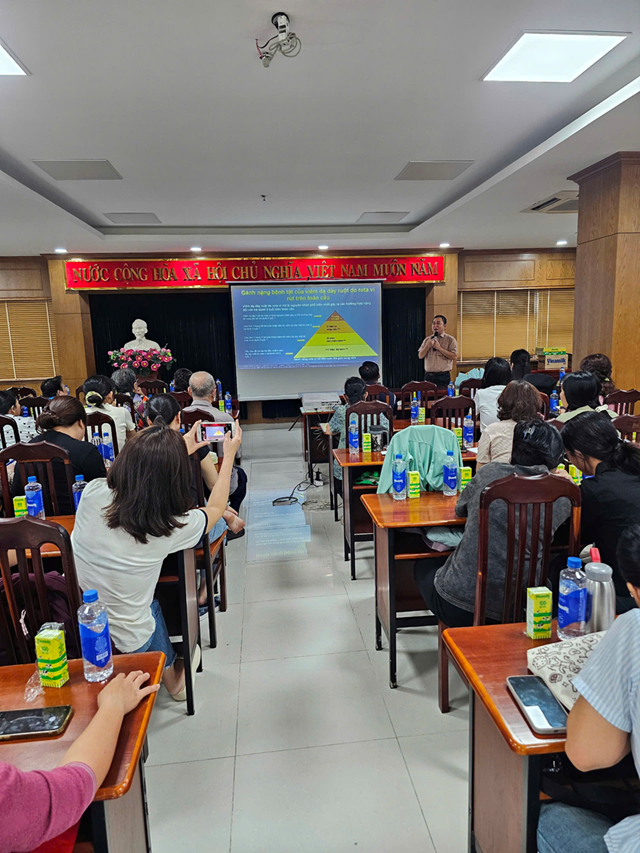 BS Đinh Văn Thới trao đổi về vắc xin Rota ph&ograve;ng ti&ecirc;u chảy.