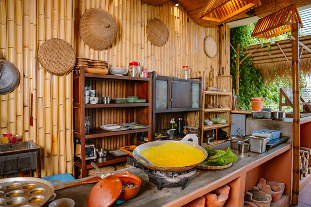 Kh&ocirc;ng gian bếp mở tại M&ugrave;a Nước Nổi được b&agrave;i tr&iacute; mộc mạc, gần gũi, gợi lại nếp nh&agrave; quen thuộc của miền T&acirc;y Nam bộ