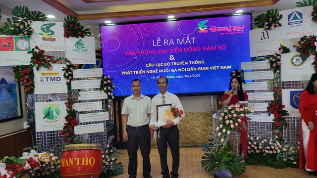 Trao quyết định th&agrave;nh lập Văn ph&ograve;ng đại diện Đ&ocirc;ng Nam Bộ Tạp ch&iacute; Việt Nam Hương Sắc tại lễ ra mắt. &nbsp;