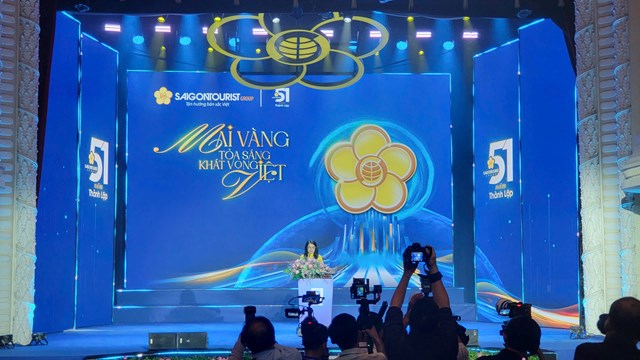 B&agrave; V&otilde; Thị &Aacute;nh Hoa - B&iacute; Thư Đảng ủy, Chủ tịch HĐQT Saigontourist Group &nbsp;ph&aacute;t biểu tại buổi lễ. Ảnh: Ph&aacute;t Ho&agrave;ng.