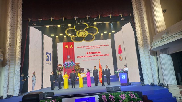 B&agrave; V&otilde; Thị &Aacute;nh Xu&acirc;n &ndash; Ph&oacute; Chủ tịch nước trao Bằng khen v&agrave; Hu&acirc;n chương Lao động hạng Nhất lần 2 cho đại diện Saigontourist Group. Ảnh: Ph&aacute;t Ho&agrave;ng.