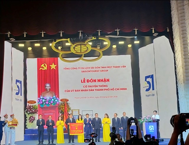 Saigontourist Group&nbsp; đ&oacute;n nhận cờ truyền thống của UBND TP Hồ Ch&iacute; Minh.&nbsp;Ảnh: Ph&aacute;t Ho&agrave;ng.
