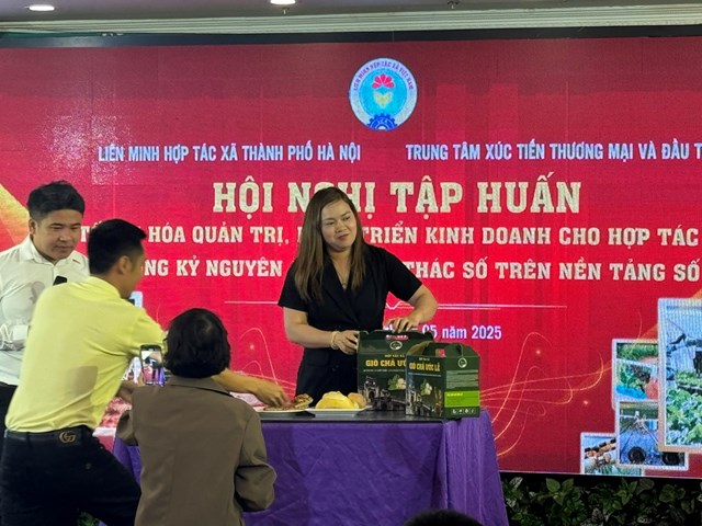 Hội nghị thu h&uacute;t sự tham gia của đ&ocirc;ng đảo đại biểu đến từ c&aacute;c HTX, doanh nghiệp v&agrave; cơ quan quản l&yacute;.
