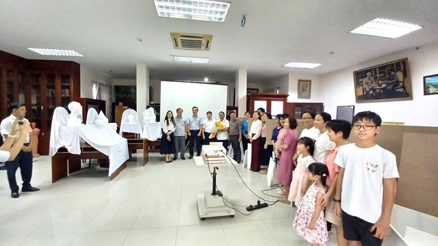 To&agrave;n cảnh kh&ocirc;ng gian khai mạc lớp học vẽ tại Thư viện Trung t&acirc;m Đ&agrave;o tạo ngập tr&agrave;n hoa, sắc m&agrave;u m&agrave;u vẽ v&agrave; những nụ cười rạng rỡ của học vi&ecirc;n