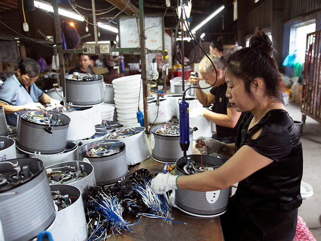 C&ocirc;ng nh&acirc;n đang tiến h&agrave;nh đấu d&acirc;y nguồn sản phẩm nồi cơm điện.