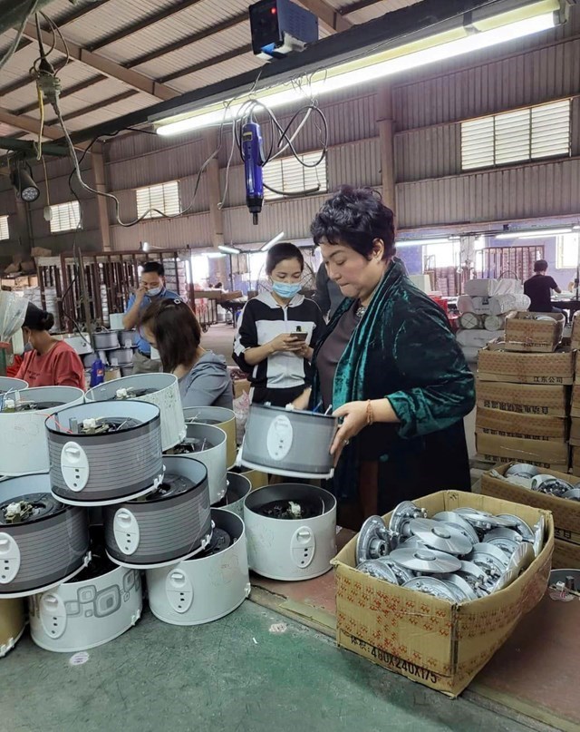 Nữ gi&aacute;m đốc Nguyễn Thị Xu&acirc;n Hồng&nbsp;nhận thấy rằng sản xuất nồi cơm điện kh&ocirc;ng đơn giản chỉ l&agrave; lắp r&aacute;p c&aacute;c linh kiện m&agrave; c&ograve;n phải &aacute;p dụng c&ocirc;ng nghệ ti&ecirc;n tiến v&agrave; quản l&yacute; những chi tiết điện tử rất phức tạp.