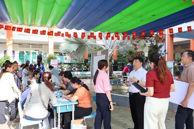 Đội ngũ y, b&aacute;c sĩ Viện Pasteur TP Hồ Ch&iacute; Minh trực tiếp thực hiện ti&ecirc;m chủng, bảo đảm an to&agrave;n v&agrave; đ&uacute;ng quy tr&igrave;nh chuy&ecirc;n m&ocirc;n.