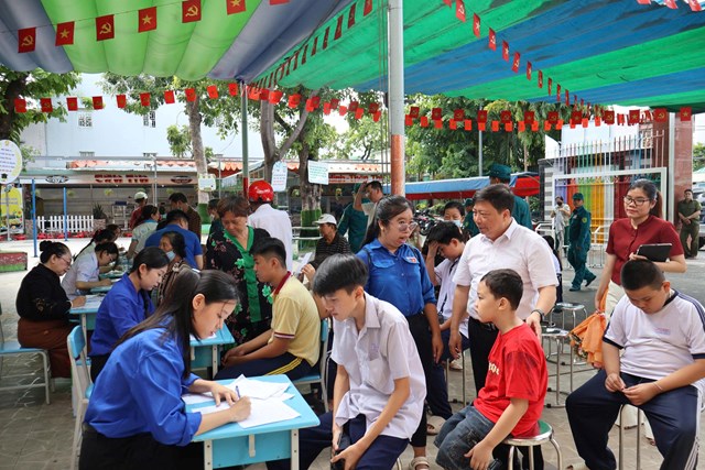 Trao tặng 300 liều vắc xin cúm miễn phí cho người dân phường Bình Tây - Ảnh 2