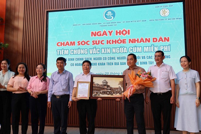 Trao tặng 300 liều vắc xin cúm miễn phí cho người dân phường Bình Tây - Ảnh 5