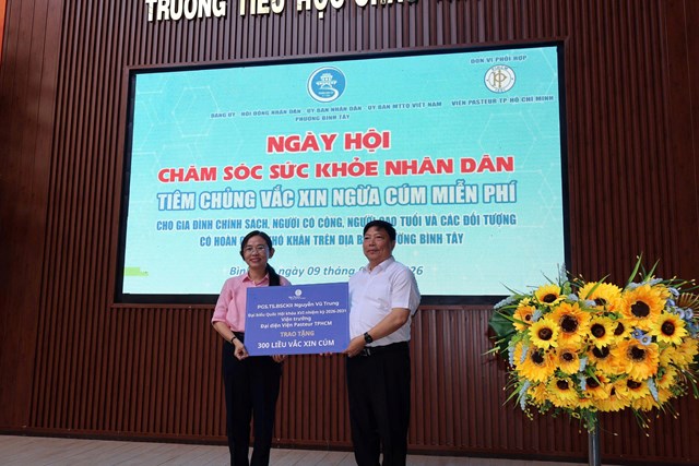 PGS.TS.BSCKII Nguyễn Vũ Trung trao tặng 300 liều vắc xin c&uacute;m cho Trạm Y tế phường B&igrave;nh T&acirc;y nhằm hỗ trợ c&ocirc;ng t&aacute;c chăm s&oacute;c sức khỏe nh&acirc;n d&acirc;n.