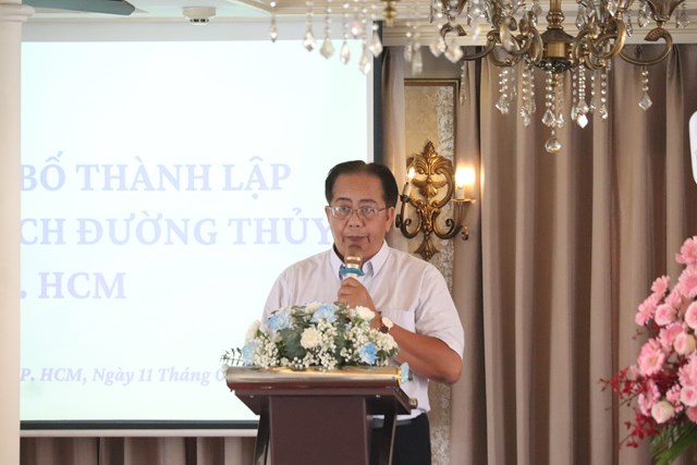 &Ocirc;ng Nguyễn Việt Anh - Ph&oacute; Chủ tịch Thường trực Hiệp hội Du lịch TP Hồ Ch&iacute; Minh đọc quyết định c&ocirc;ng bố th&agrave;nh lập Chi hội Du lịch đường thủy TP Hồ Ch&iacute; Minh. Ảnh L&ecirc; Mận