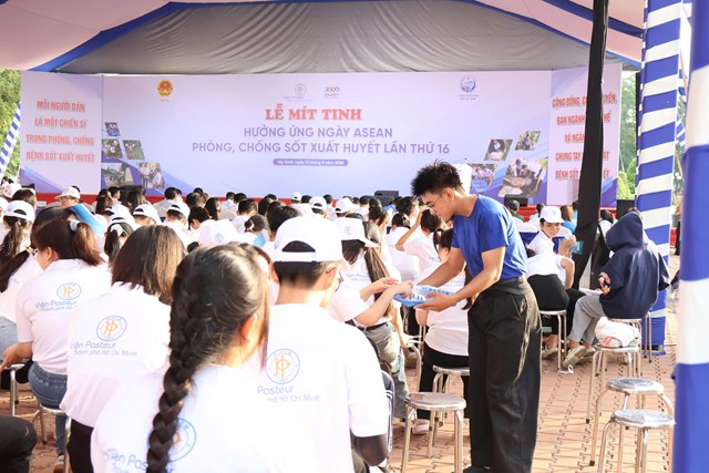 C&aacute;c đơn vị, địa phương tham gia lễ m&iacute;t tinh.