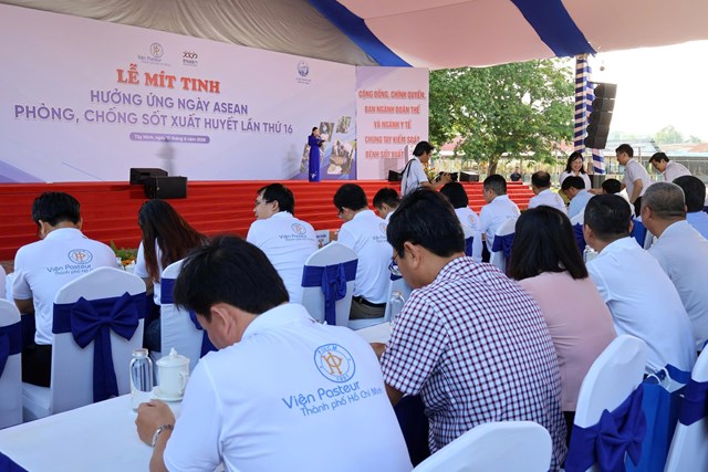 Quang cảnh Lễ m&iacute;t-tinh.