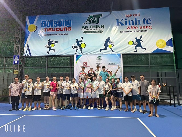 C&aacute;c vận động vi&ecirc;n c&ugrave;ng Ban tổ chức chụp ảnh lưu niệm, kh&eacute;p lại Giải An Thịnh Pickleball trong kh&ocirc;ng kh&iacute; đo&agrave;n kết, s&ocirc;i nổi v&agrave; gi&agrave;u &yacute; nghĩa.