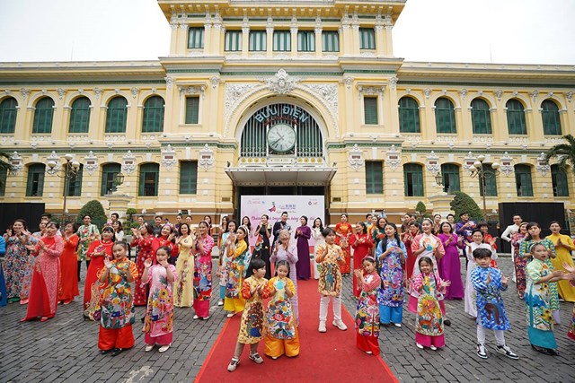 Bưu điện Th&agrave;nh phố thuộc top 11 bưu điện đẹp nhất thế giới, h&agrave;ng năm thu h&uacute;t lượng lớn kh&aacute;ch du lịch đến tham quan