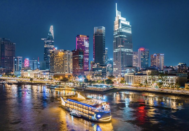 Du thuyền đ&ecirc;m tr&ecirc;n s&ocirc;ng S&agrave;i G&ograve;n được nhiều du kh&aacute;ch lựa chọn trải nghiệm