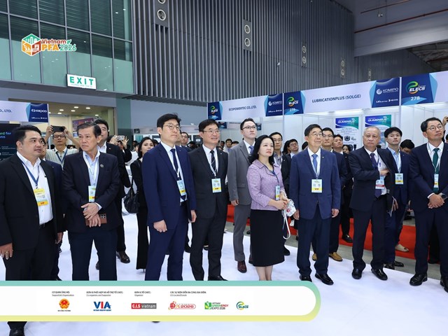 Ngay sau lễ khai mạc, c&aacute;c đại biểu tham quan, t&igrave;m hiểu sản phẩm v&agrave; c&ocirc;ng nghệ tại c&aacute;c gian h&agrave;ng triển l&atilde;m.