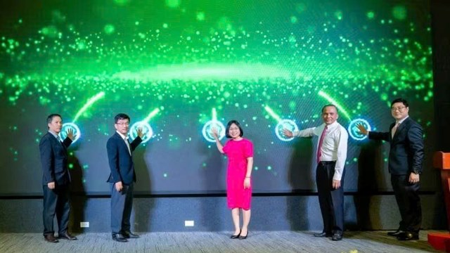 C&aacute;c đại biểu thực hiện nghi thức khai mạc Smart Green Living Week 2026.