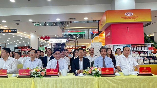 L&atilde;nh đạo Hiệp hội HCM-SME c&ugrave;ng l&atilde;nh đạo 4 phường v&agrave; c&aacute;c đại biểu tham dự lễ k&yacute; kết m&ocirc; h&igrave;nh "3 kết nối"