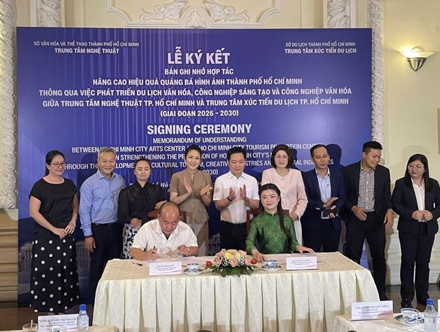 Đại diện&nbsp;Trung t&acirc;m X&uacute;c tiến Du lịch TP Hồ Ch&iacute; Minh v&agrave; Trung t&acirc;m Nghệ thuật TP Hồ Ch&iacute; Minh k&yacute; kết Bi&ecirc;n bản ghi nhớ hợp t&aacute;c (MoU) giai đoạn 2026-2030