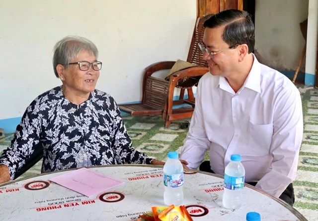 Ph&oacute; Chủ tịch UBND TP Hồ Ch&iacute; Minh Nguyễn C&ocirc;ng Vinh thăm hỏi sức khỏe, đời sống của b&agrave; Nguyễn Thị B&eacute; tại ấp Mỹ An, x&atilde; Phước Hải