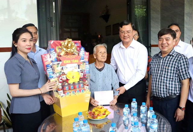 Ph&oacute; Chủ tịch UBND Th&agrave;nh phố Nguyễn C&ocirc;ng Vinh thăm hỏi, tặng qu&agrave; cho gia đ&igrave;nh&nbsp;b&agrave; Ch&acirc;u Thị &Uacute;t&nbsp;