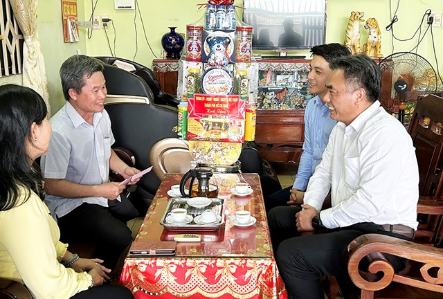 Thương binh Ph&ugrave;ng Ch&iacute; Lập (b&ecirc;n tr&aacute;i)&nbsp;b&agrave;y tỏ x&uacute;c động trước sự quan t&acirc;m của Đảng bộ, ch&iacute;nh quyền v&agrave; nh&acirc;n d&acirc;n TP Hồ Ch&iacute; Minh đối với c&aacute;c gia đ&igrave;nh ch&iacute;nh s&aacute;ch