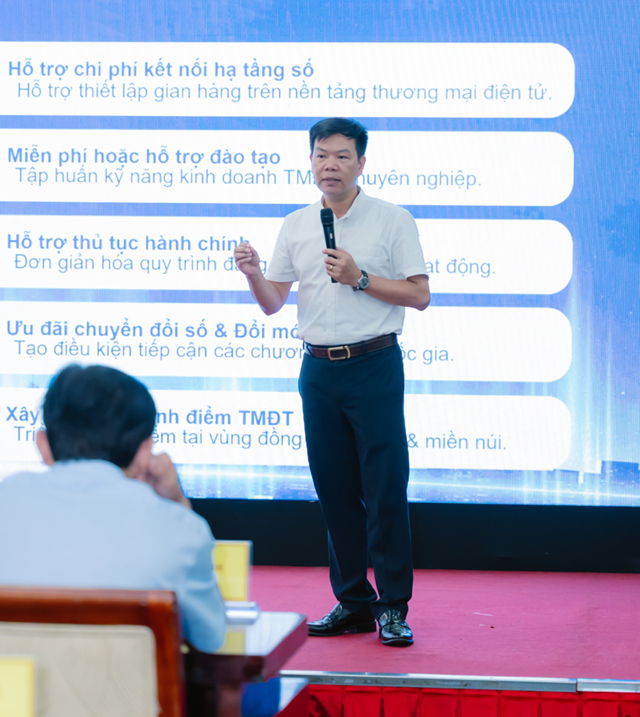 &Ocirc;ng Nguyễn Hữu Tuấn, Gi&aacute;m đốc Trung t&acirc;m Ph&aacute;t triển TMĐT v&agrave; C&ocirc;ng nghệ số (eComDX), Cục TMĐT-KTS, Bộ C&ocirc;ng Thương chia sẻ về Luật Thương mại điện tử. Ảnh: BTC.