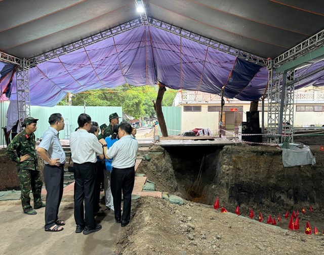 Đo&agrave;n Viện Pasteur TPHCM d&acirc;ng hương tại nh&agrave; tập trung h&agrave;i cốt khai quật v&agrave; B&agrave;n thờ tưởng niệm