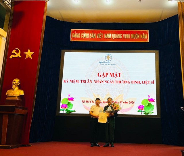 PGS. TS. BSCKII. Nguyễn Vũ Trung, B&iacute; thư Đảng uỷ, Viện trưởng Viện Pasteur Th&agrave;nh phố Hồ Ch&iacute; Minh tặng qu&agrave; tri &acirc;n Anh h&ugrave;ng Lực lượng vũ trang nh&acirc;n d&acirc;n, Đại t&aacute;, Nh&agrave; b&aacute;o Đặng Thọ Truật