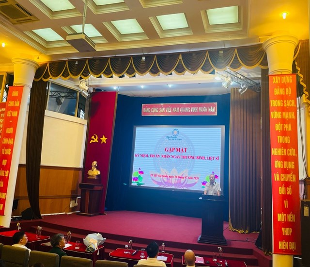 Anh Nguyễn Văn Ph&uacute; đại diện cho thế hệ con ch&aacute;u gia đ&igrave;nh liệt sĩ chia sẻ c&acirc;u chuyện về truyền thống c&aacute;ch mạng của gia đ&igrave;nh, sự hy sinh của thế hệ cha &ocirc;ng để bảo vệ nền độc lập, tự do của d&acirc;n tộc