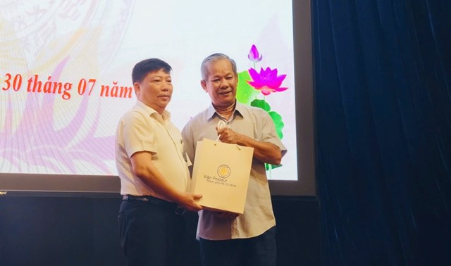 PGS. TS. BSCKII. Nguyễn Vũ Trung, B&iacute; thư Đảng uỷ, Viện trưởng Viện Pasteur Th&agrave;nh phố Hồ Ch&iacute; Minh tặng qu&agrave; tri &acirc;n anh Nguyễn Văn Ph&uacute;