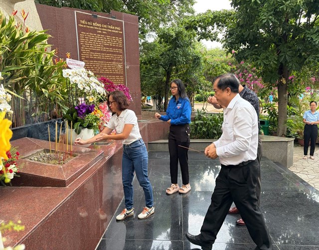 PGS. TS. BSCKII. Nguyễn Vũ Trung, B&iacute; thư Đảng uỷ, Viện trưởng Viện Pasteur Th&agrave;nh phố Hồ Ch&iacute; Minh c&ugrave;ng Đo&agrave;n c&ocirc;ng t&aacute;c của Viện đến d&acirc;ng hương, d&acirc;ng hoa tưởng niệm c&aacute;c Anh h&ugrave;ng, Liệt sĩ tại Khu tưởng niệm C&ocirc;ng vi&ecirc;n L&ecirc; Thị Ri&ecirc;ng (TP. Hồ Ch&iacute; Minh)