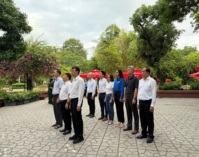 Đo&agrave;n Viện Pasteur TPHCM đ&atilde; d&agrave;nh ph&uacute;t mặc niệm, b&agrave;y tỏ l&ograve;ng biết ơn s&acirc;u sắc đối với c&aacute;c Anh h&ugrave;ng, Liệt sĩ đ&atilde; hy sinh v&igrave; sự nghiệp đấu tranh giải ph&oacute;ng d&acirc;n tộc, bảo vệ Tổ quốc