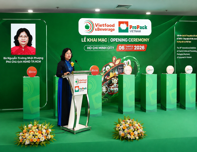 B&agrave; Nguyễn Trường Nhật Phượng, Ph&oacute; Chủ tịch HĐND TP.HCM ph&aacute;t biểu tại Triển l&atilde;m