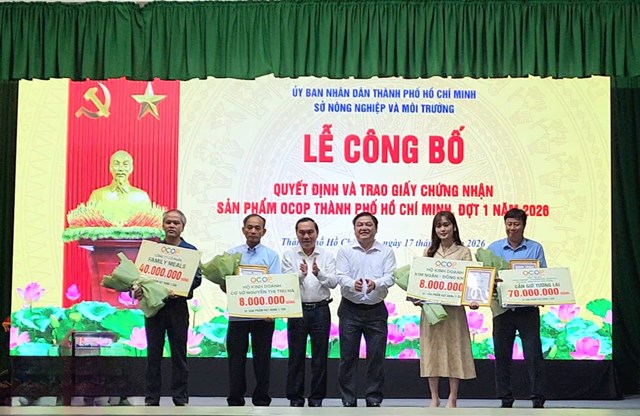 L&atilde;nh đạo Sở N&ocirc;ng nghiệp v&agrave; M&ocirc;i trường TP.HCM trao giấy chứng nhận OCOP đợt 1 năm 2026 cho c&aacute;c chủ thể c&oacute; sản phẩm đạt hạng 3 sao v&agrave; 4 sao