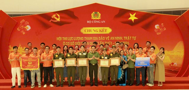 Trung tướng Mai Ho&agrave;ng, B&iacute; thư Đảng ủy, Gi&aacute;m đốc CATP động vi&ecirc;n ch&uacute;c mừng đội thi của TP Hồ Ch&iacute; Minh