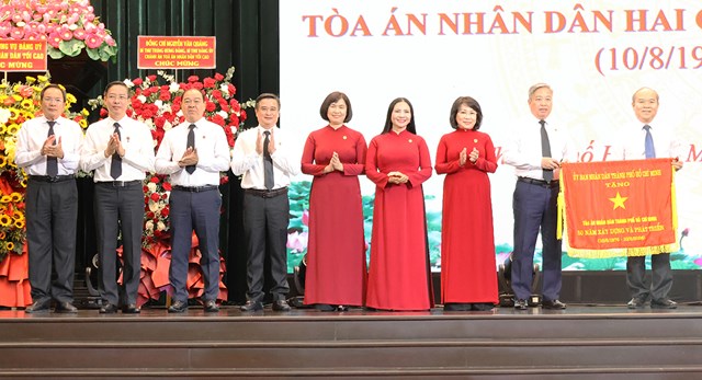 Ph&oacute; Chủ tịch UBND Th&agrave;nh phố Trần Văn Bảy tặng Cờ truyền thống cho&nbsp;T&ograve;a &aacute;n nh&acirc;n d&acirc;n hai cấp TP.Hồ Ch&iacute; Minh tại Lễ kỷ niệm 50 năm ng&agrave;y th&agrave;nh lập