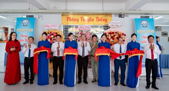 Đại biểu cắt băng kh&aacute;nh th&agrave;nh