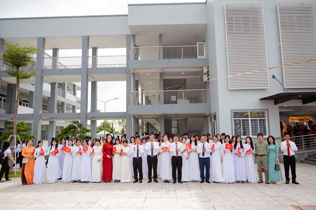 C&aacute;c đại biểu chụp ảnh lưu niệm với thầy, c&ocirc; gi&aacute;o v&agrave; học sinh Trường THPT V&otilde; Nguy&ecirc;n Gi&aacute;p