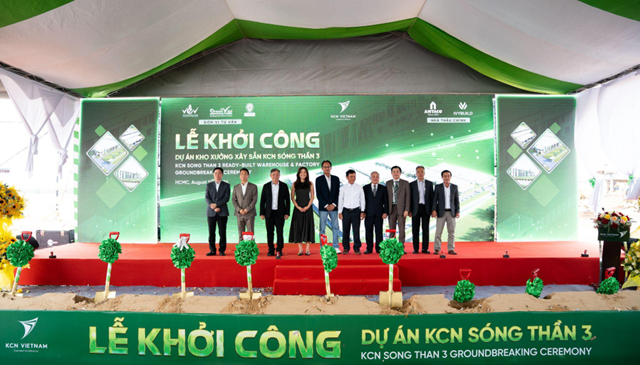 Đại diện Ban Quản l&yacute; c&aacute;c Khu chế xuất v&agrave; c&ocirc;ng nghiệp TP.HCM, KCN Việt Nam v&agrave; nh&agrave; thầu thi c&ocirc;ng thực hiện nghi thức động thổ dự &aacute;n &ldquo;KCN S&oacute;ng Thần 3&rdquo;.