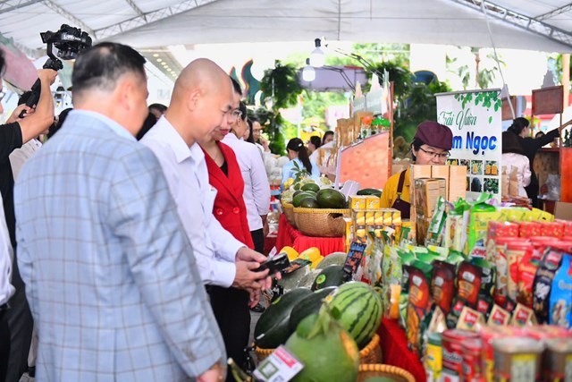 Lễ hội "Hương sắc tr&aacute;i c&acirc;y" năm 2026 quy tụ khoảng 32 gian h&agrave;ng, giới thiệu tr&aacute;i c&acirc;y nhiệt đới đặc sản c&aacute;c v&ugrave;ng miền, tr&aacute;i c&acirc;y nhập khẩu, n&ocirc;ng sản v&agrave; c&aacute;c sản phẩm đạt ti&ecirc;u chuẩn, chứng nhận