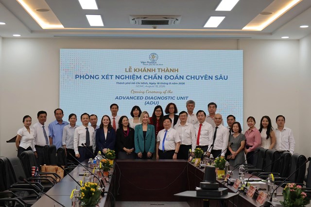 L&atilde;nh đạo Viện v&agrave; c&aacute;c đại biểu chụp ảnh lưu niệm&nbsp;