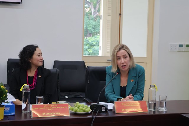 B&agrave; Melissa A. Brown ph&aacute;t biểu tại lễ kh&aacute;nh th&agrave;nh