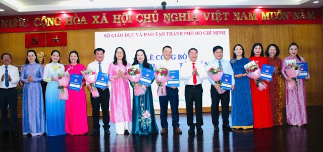 Sở GD-ĐT TP.HCM trao c&aacute;c quyết định điều động, bổ nhiệm vi&ecirc;n chức quản l&yacute; đối với c&aacute;c ph&ograve;ng, ban trực thuộc Sở GD-ĐT v&agrave; hiệu trưởng c&aacute;c đơn vị trường học