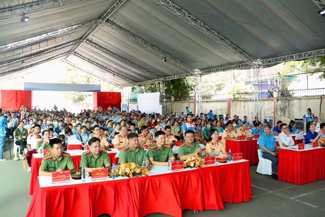 Đại biểu v&agrave; đ&ocirc;ng đảo c&ocirc;ng nh&acirc;n tham dự chương tr&igrave;nh