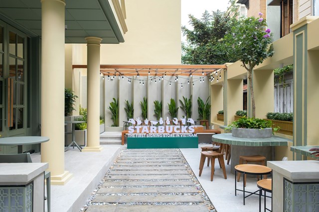 Cửa h&agrave;ng k&iacute; hiệu đầu ti&ecirc;n của Starbucks nằm trong hẻm tr&ecirc;n đường Cao Thắng, TP Hồ Ch&iacute; Minh